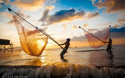 Khoảnh khắc bình dị của ngư dân trước biển cả