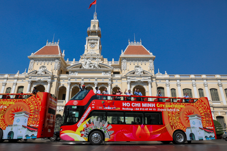 Tp.Hồ Chí Minh khai trương buýt mui trần